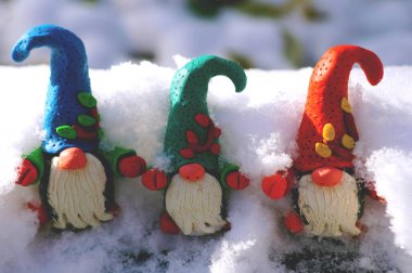 Karlı bir ormanda üç peri cücesi.