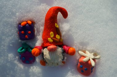 Karın arka planında küçük bir cüce.