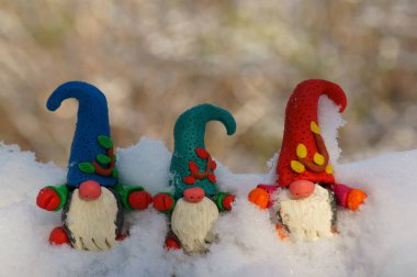 Karlı bir ormanda üç peri cücesi.