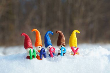 Cücelerin figürleri ve yazıtlar kış ormanlarında mutludur..