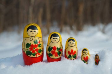 Kış ormanının arka planında bir dizi yuva yapan bebek..