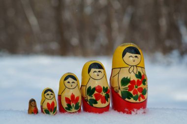 Kış ormanının arka planında bir dizi yuva yapan bebek..