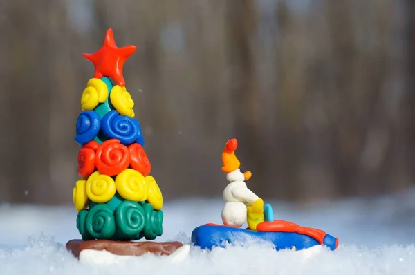 Zabawkowy Bałwan Skuterze Śnieżnym Zrobionym Plastycyny Niesie Choinkę Saniach — Zdjęcie stockowe