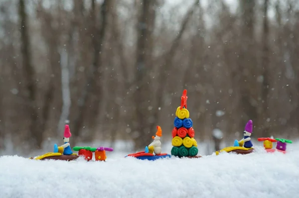 Figury Świąteczne Skuterze Śnieżnym Plastycyny Niosą Choinkę Prezenty Akcja Rozgrywa — Zdjęcie stockowe
