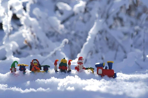 Zabawkowy Pociąg Bajkowymi Postaciami Prezentami Zimowym Lesie Gnome Święty Mikołaj — Zdjęcie stockowe