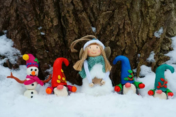 Figurki Świąteczne Śnieżnym Lesie Gnomy Bałwan Anioł — Zdjęcie stockowe