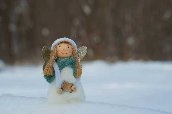Игрушечный Ангел Лесу Фоне Снега — стоковое фото