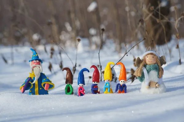 Figury Krasnoludków Napis Sen Lesie Śnieżnym Obok Dobrego Czarodzieja Anioła — Zdjęcie stockowe