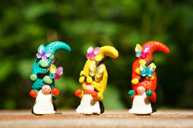 Oyuncak kelebeklerle süslenmiş plastikten yapılmış üç muhteşem cüce. Yakın plan. Noel süslemeleri.