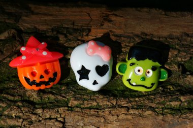 Cadılar Bayramı temalı yakın plan çekimler. Zombi, iskelet ve yeşil canavar..