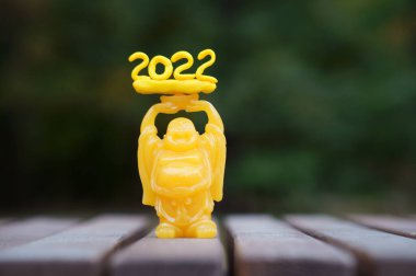 Bir Buda figürü ve 2022 sayısı. Yakın plan..