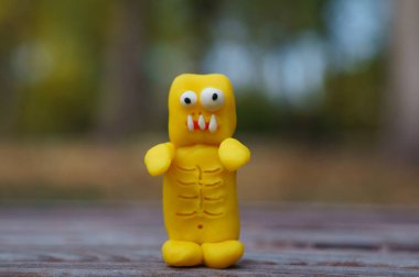 Yakın planda sarı bir zombi figürü. Cadılar Bayramı süslemeleri. Zombi kıyameti. Komik canavarlar.