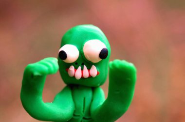 Ellerini kaldırmış bir zombi heykeli korkutmaya çalışıyor. Korkuluk..