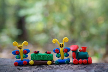 Peri masalı karakterleri ve yazıt yayı olan bir oyuncak tren..