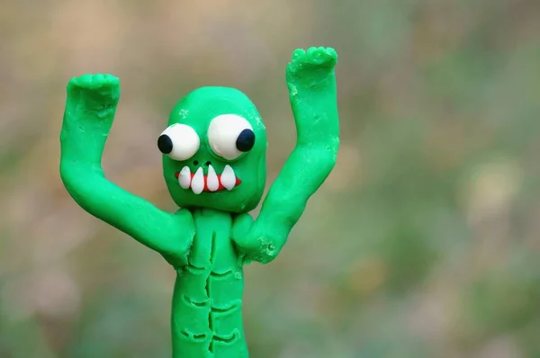 Une Figurine Zombie Avec Les Mains Levées Essaie Effrayer Épouvantail — Photo