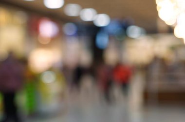 Arka plan bulanık. Alışveriş merkezindeki insanlar. Soyutlama. Yeni yıl tatili ve Noel.