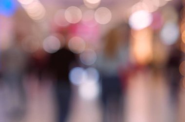 Arka plan bulanık. Alışveriş merkezindeki insanlar. Soyutlama. Yeni yıl tatili ve Noel.