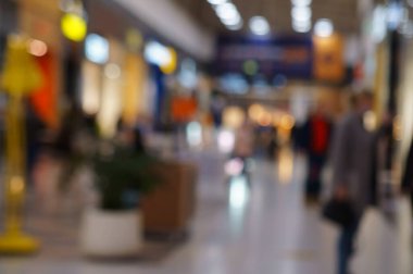 Arka plan bulanık. Alışveriş merkezindeki insanlar. Soyutlama. Yeni yıl tatili ve Noel.