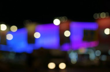 Arka plan bulanık. Alışveriş merkezinin binası. Aydınlanma şenliği. Gece fotoğrafı..