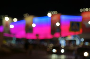 Arka plan bulanık. Alışveriş merkezinin binası. Aydınlanma şenliği. Gece fotoğrafı..