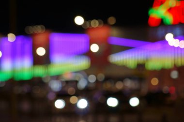 Arka plan bulanık. Alışveriş merkezinin binası. Aydınlanma şenliği. Gece fotoğrafı..