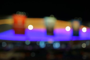 Arka plan bulanık. Alışveriş merkezinin binası. Aydınlanma şenliği. Gece fotoğrafı..