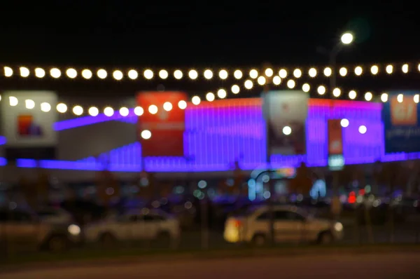 Zamazane Tło Budynek Centrum Handlowego Oświetlenie Świąteczne Zdjęcie Nocy — Zdjęcie stockowe