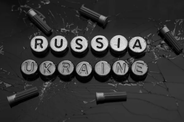 Das Wort Russland Und Ukraine Auf Dem Hintergrund Von Glasscherben — Stockfoto