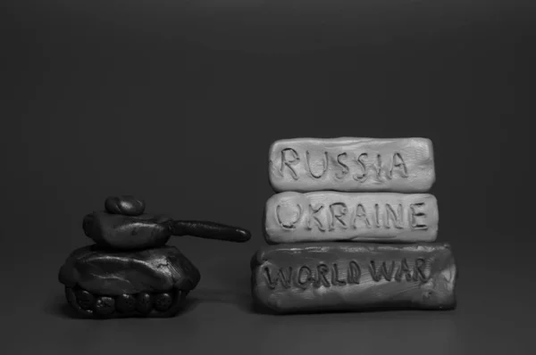 Tanque Juguete Inscripción Rusia Ucrania Guerra Mundial Foto Blanco Negro — Foto de Stock