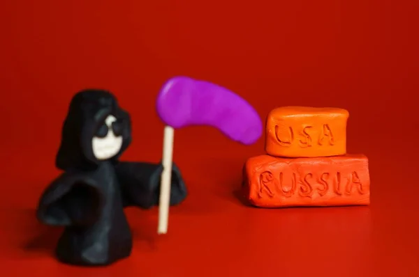 Uma Figura Morte Com Uma Foice Inscrição Rússia Eua Contexto — Fotografia de Stock