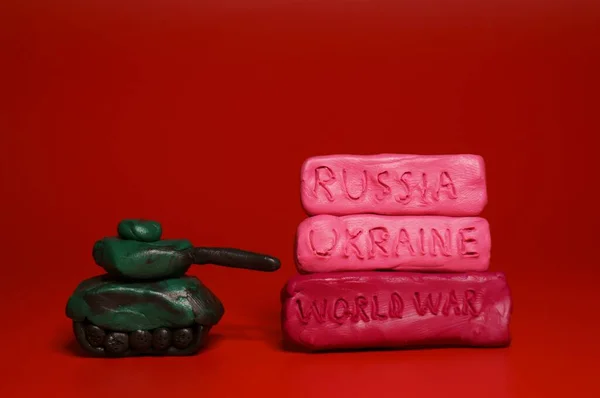 Tanque Brinquedos Inscrição Rússia Ucrânia Guerra Mundial Fundo Vermelho — Fotografia de Stock