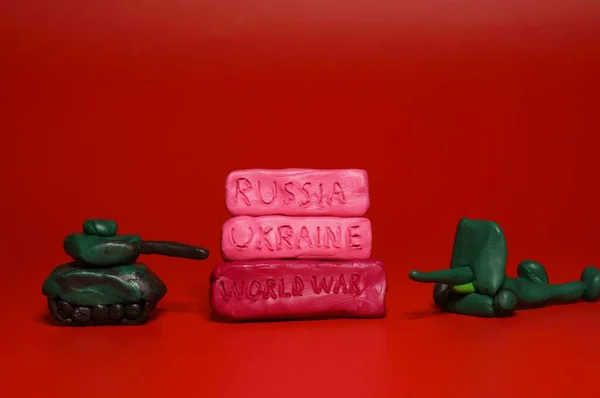 Tanque Brinquedos Inscrição Rússia Ucrânia Guerra Mundial Fundo Vermelho — Fotografia de Stock