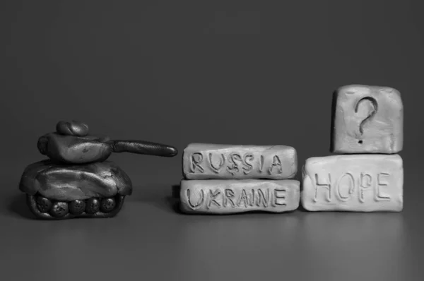 접시에 장난감 탱크를 클로즈업합니다 러시아 우크라이나 물음표가 있습니다 — 스톡 사진