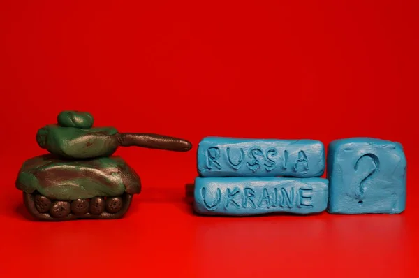 Tanque Brinquedo Feito Placa Fundo Vermelho Próximo Inscrição Rússia Ucrânia — Fotografia de Stock