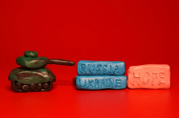 Tanque Brinquedo Feito Placa Fundo Vermelho Próximo Inscrição Rússia Ucrânia — Fotografia de Stock