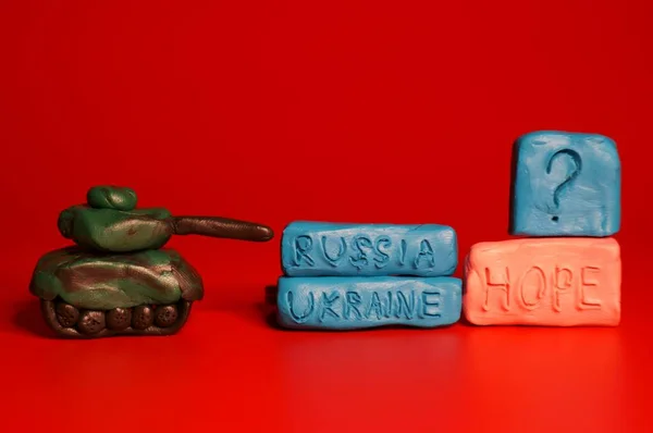 Tanque Brinquedo Feito Placa Fundo Vermelho Próximo Inscrição Rússia Ucrânia — Fotografia de Stock