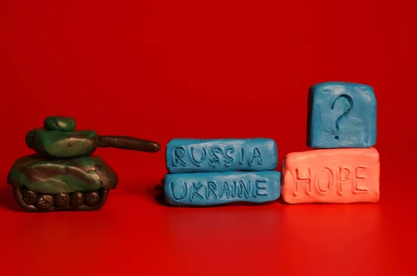 배경에 접시로 장난감 러시아 우크라이나 물음표 — 스톡 사진