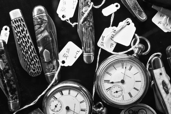 Starožitné hodinky a nože na displeji — Stock fotografie