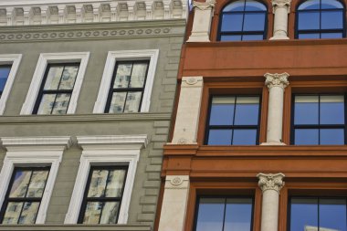 Kırmızı ve yeşil binalar