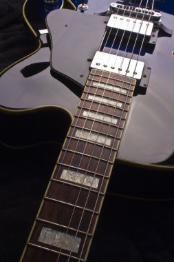 Mavi elektrikli hollow body gitar