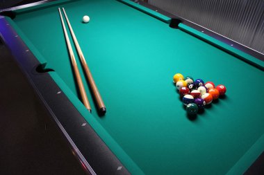 Bilardo masası cue sopa ile