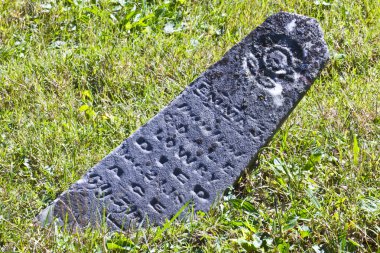 düşen mezar taşı