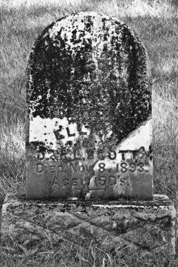 küçük işaretlenmemiş mezar taşı