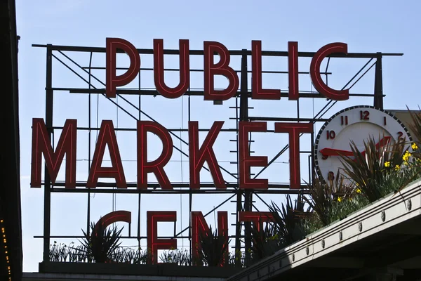 Mercado público Pike Place y Blue Sky — Foto de Stock