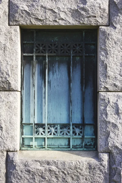 Portão de cripta do cemitério enferrujados — Fotografia de Stock