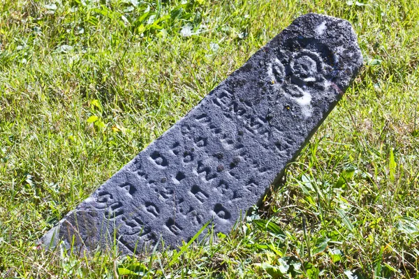 Gefallener Grabstein — Stockfoto