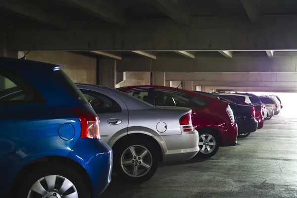 Parking w garażu z zaparkowane samochody — Zdjęcie stockowe