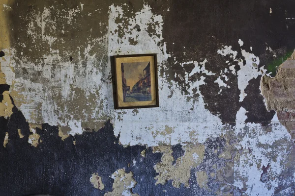 Imagem solitária em um prédio de favelas abandonado — Fotografia de Stock