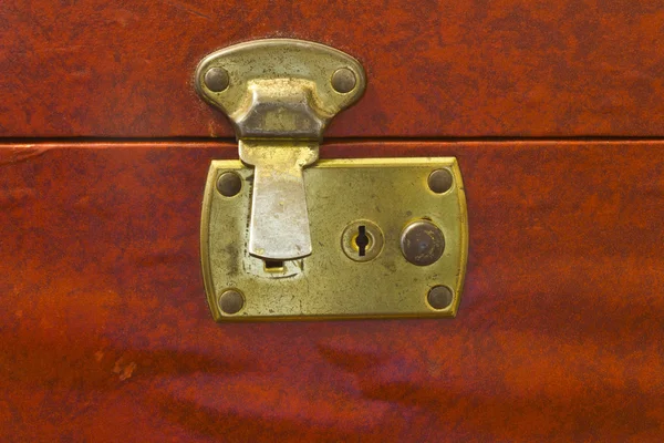 Trava de latão desbloqueada na bagagem vintage — Fotografia de Stock