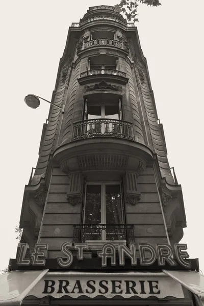 Tall French Brasserie in Paris — Stock Photo, Image